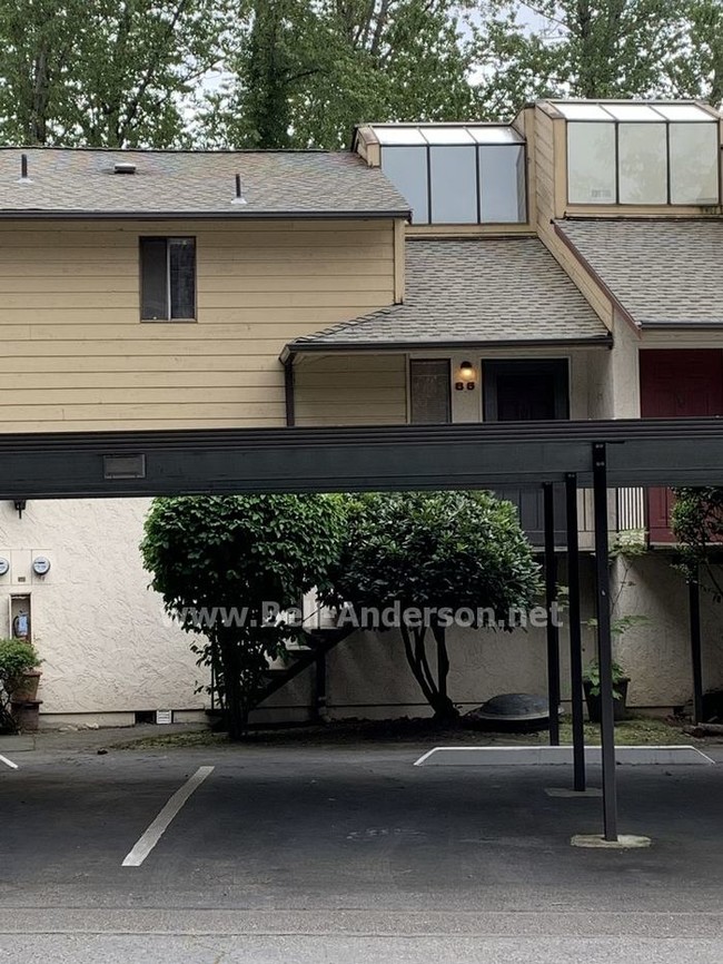 Building Photo - Remodeled Townhome Available in Kent, NOW!