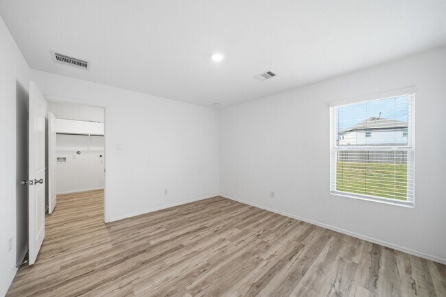 Foto del edificio - 26726 Wilderye Cv Ln