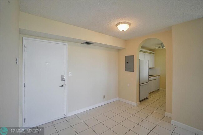 Building Photo - 2881 NE 33rd Ct