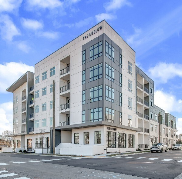 Corner unit very quiet - 1125 10th Ave N