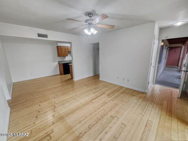 Building Photo - 3357 N Country Club Rd