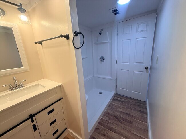 Building Photo - 300 Kent St