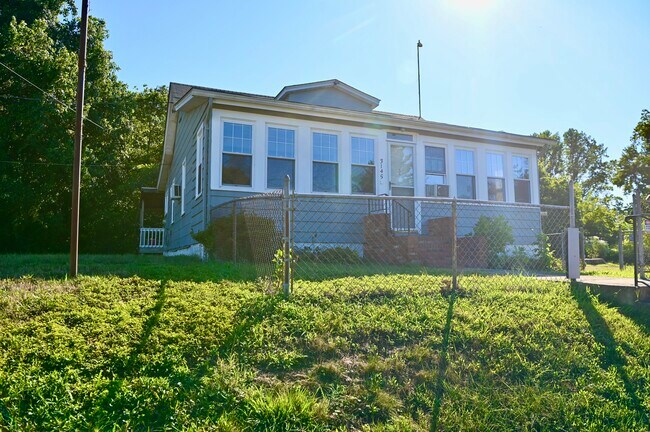 Foto del edificio - 3145 Cox Rd