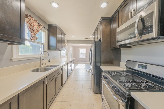 Foto del edificio - 14947 Chatsworth St