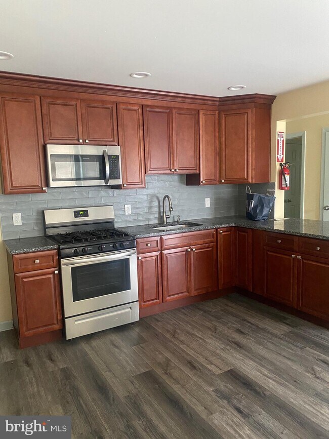 Building Photo - 401 Lawrence St