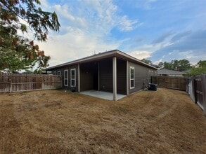 Building Photo - 210 Oakcrest