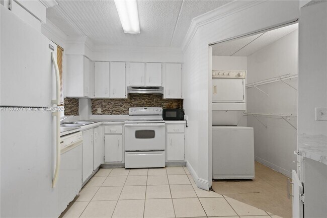 Foto del edificio - 6135 NW 186th St
