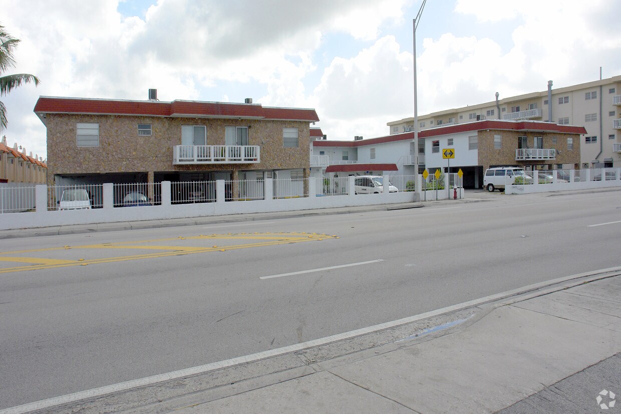 Building Photo - 3601 Ludlam Rd