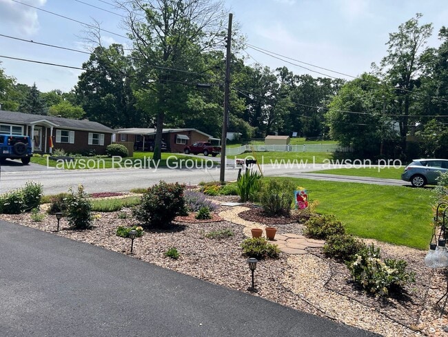 Foto del edificio - Charming Brick Ranch with Beautifully Land...