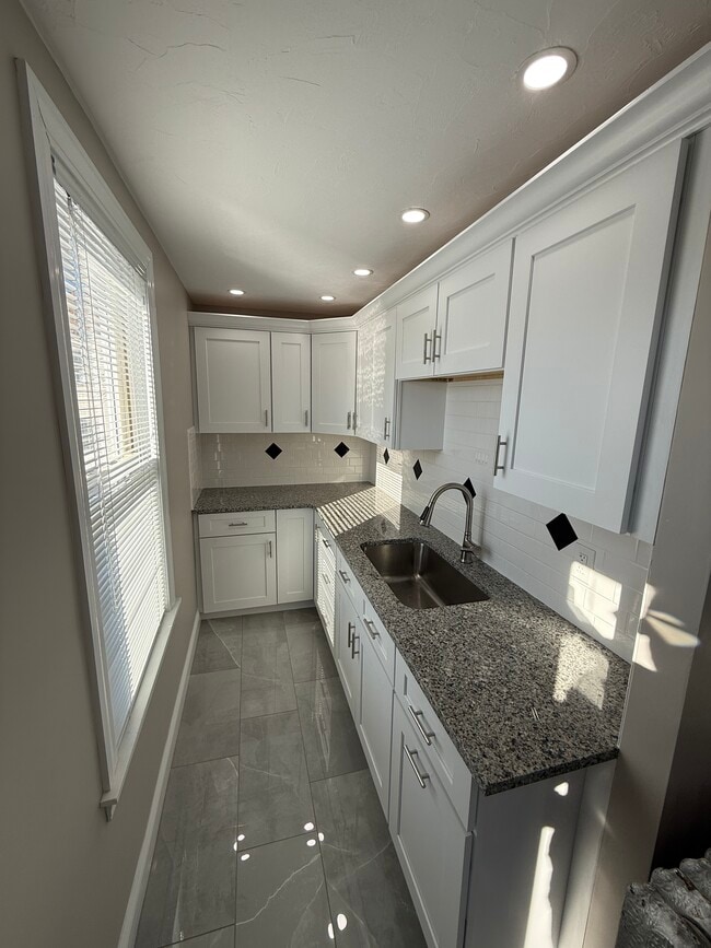 Building Photo - 148 Vernon St