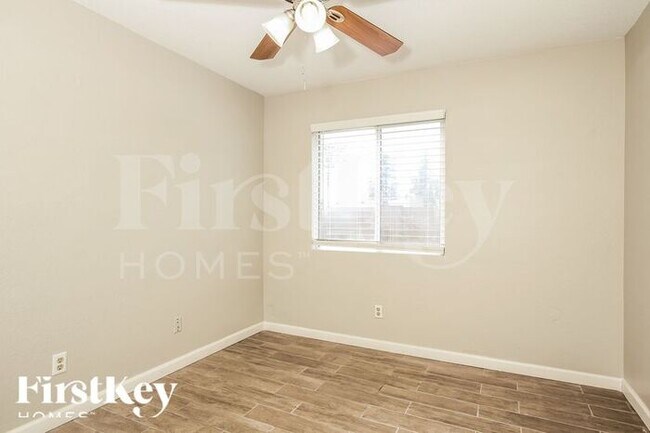 Foto del edificio - 4237 W Grovers Ave
