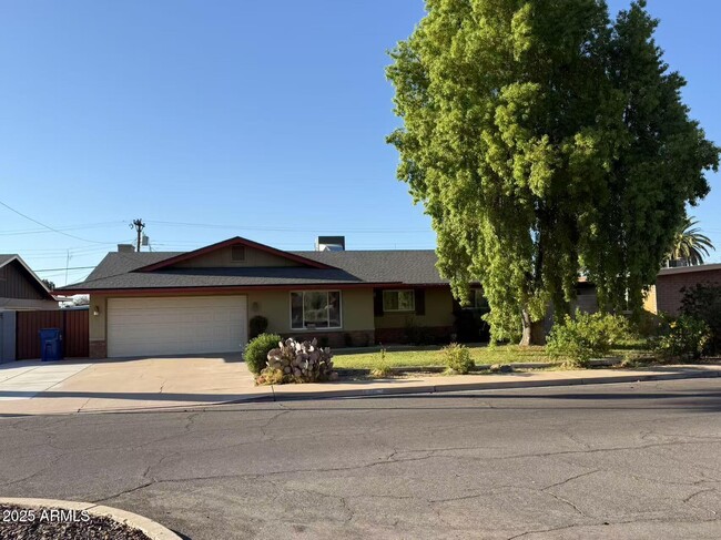 Building Photo - 1162 E Alameda Dr