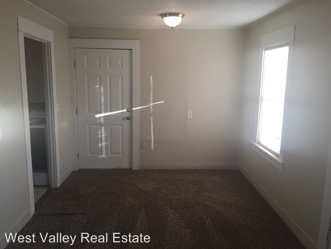 Building Photo - 1 br, 1 bath House - 728 1/2 Kern St #B