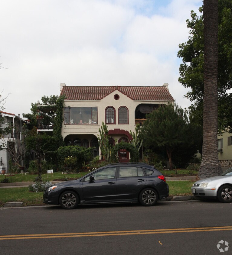 Foto del edificio - 1729 Winona Blvd