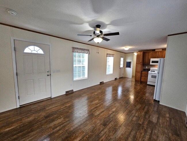 Building Photo - 418 Tulip Dr