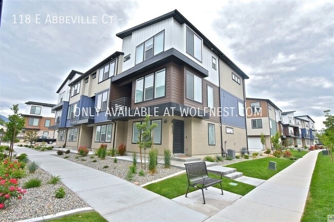 Building Photo - Stunning 4 Bedroom Sandy Townhome! No Depo...