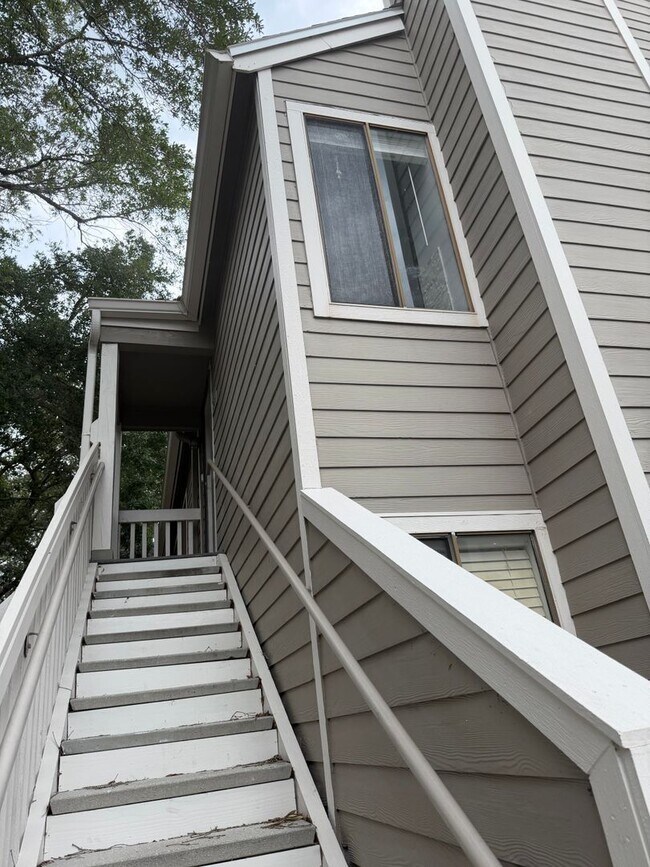Building Photo - 549 Sun Ridge Pl