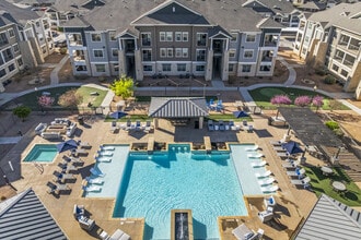 Building Photo - The Woodford on Mockingbird