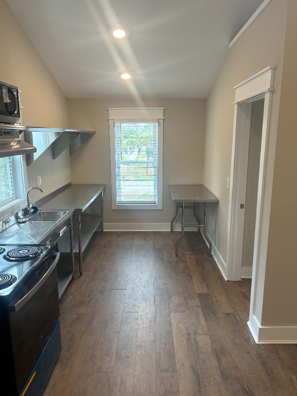 Building Photo - 405 Pine Ave