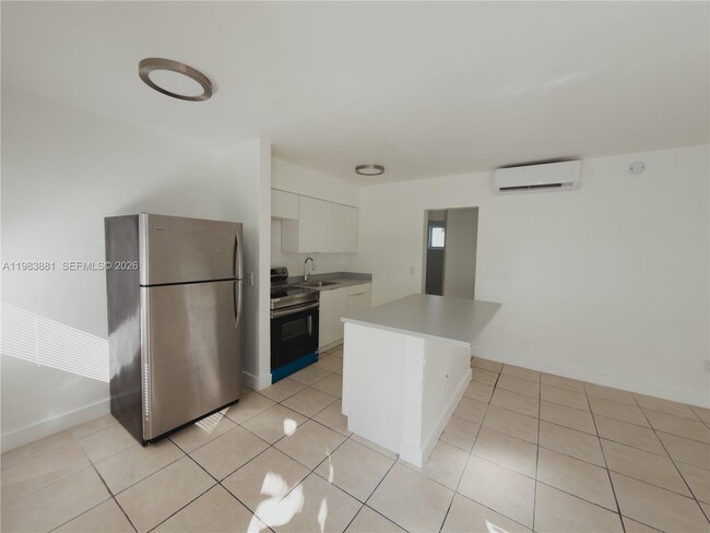 Foto del edificio - 1999 N Glades Dr