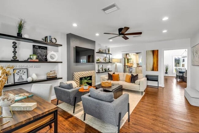 Building Photo - 110 SE 11th Ave