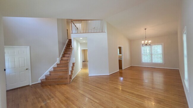 Foto del edificio - Stunning and Spacious 5 Bed 4 Bath Colonia...
