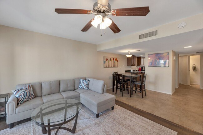 Foto del edificio - Charming 2-bedroom, 2.5-bathroom condo with a garage in Scottsdale, AZ