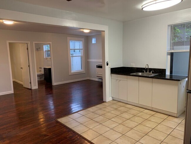 Building Photo - Sunny Remodeled? One Bedroom ?with W/D, ?P...