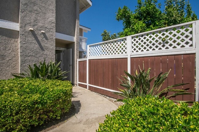 Foto del edificio - 3BR Townhome with Spacious Fenced Yard!
