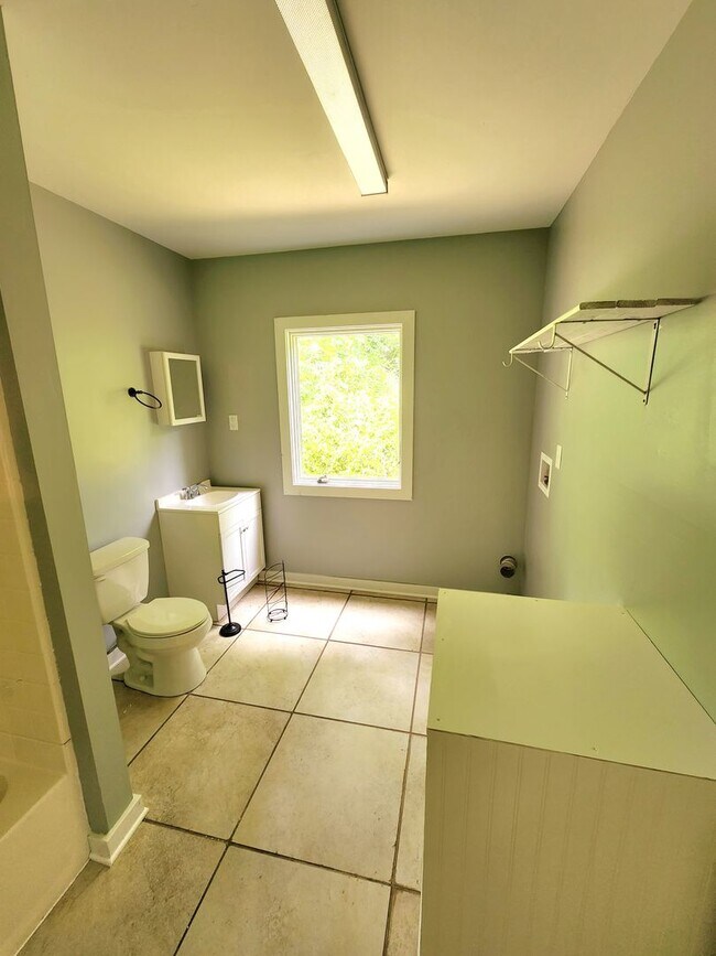 Building Photo - Very cool 1br/1ba cottage