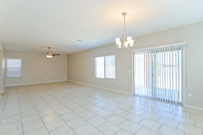 Building Photo - 207 E Calle Vivaz