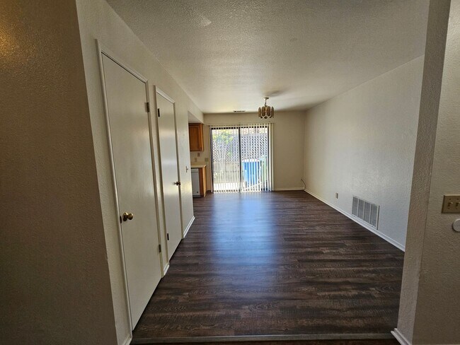 Foto del edificio - 2356-2356 Bushnell St