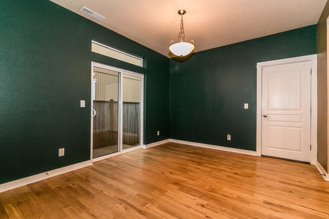 Foto del edificio - Beautiful 3-Bedroom, 2.5-Bath Home With Of...