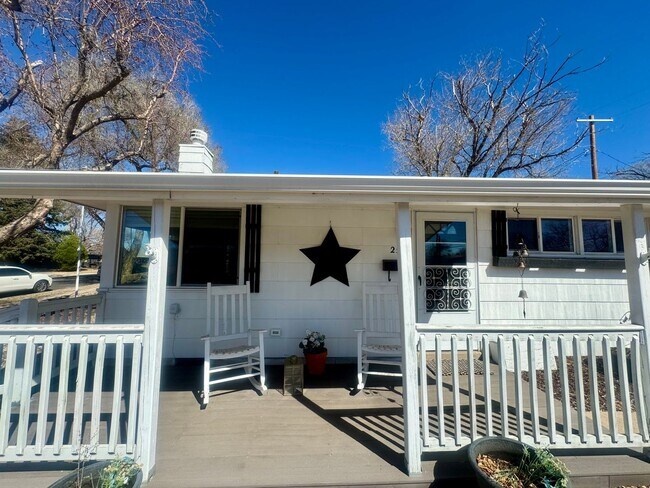 Foto del edificio - Charming 3 Bedroom in Knob Hill with views of Pikes Peak
