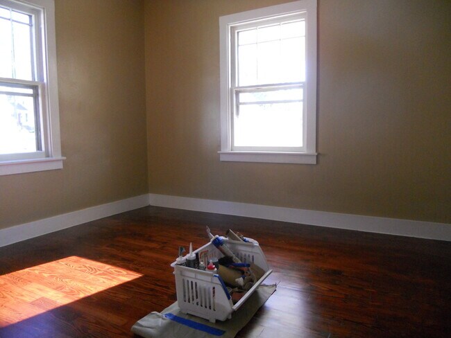 Building Photo - 441 Spring NE- Single family home. Mid tow...