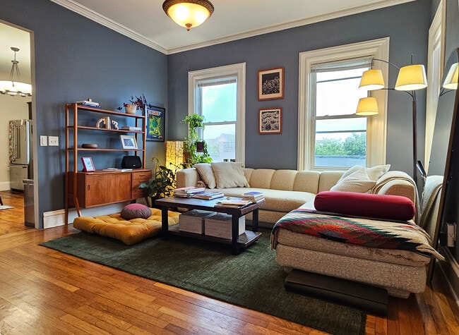Large & sunny living area - 128 Vinton St