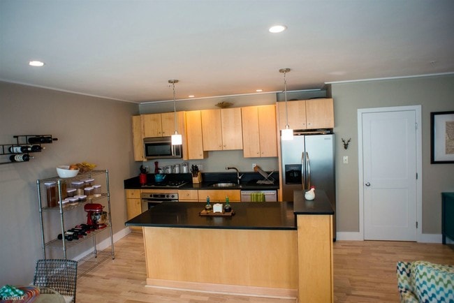 Building Photo - 2 br, 2 bath Apartment - 335 W 2nd St # 3