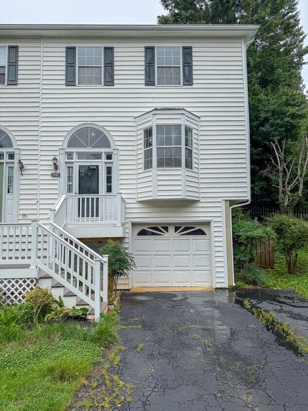 Primary Photo - 3Bed/2.5Bath Townhouse