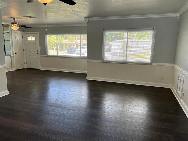 Foto del edificio - 6690 17th St N