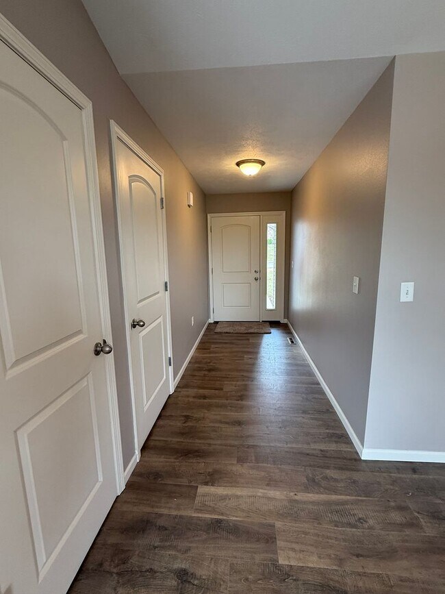Foto del edificio - NEWLY REDESIGNED 4BR Basement home!!!!
