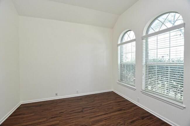 Foto del edificio - 207 Hoot Owl Ln N