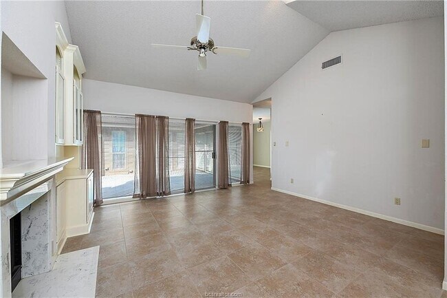 Building Photo - 3122 Camelot Dr