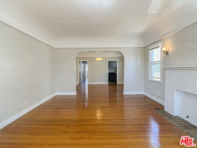 Building Photo - 733 N Ridgewood Pl