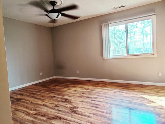 Building Photo - 2704 Fairway Oaks