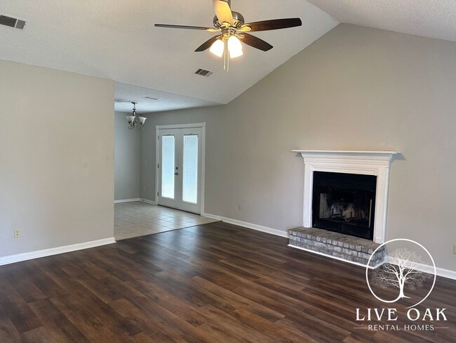 Building Photo - MOVE-IN SPECIAL: $500 OFF 1st MONTH'S RENT!**