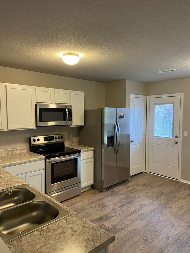 Building Photo - *Pre-leasing* Three Bedroom | Two Bath Hom...