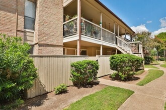 Building Photo - 2100 Wilcrest Dr