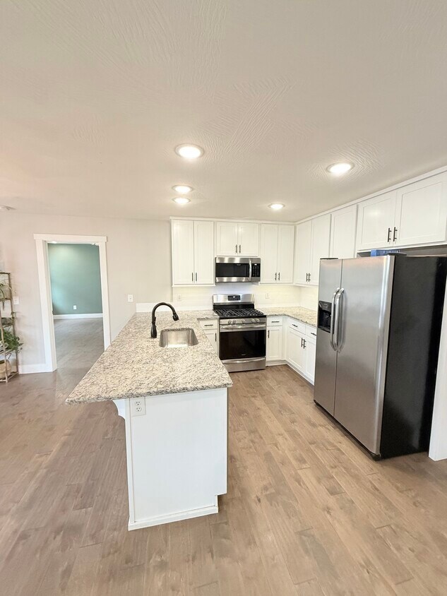 Foto principal - 4640 Florence Ave