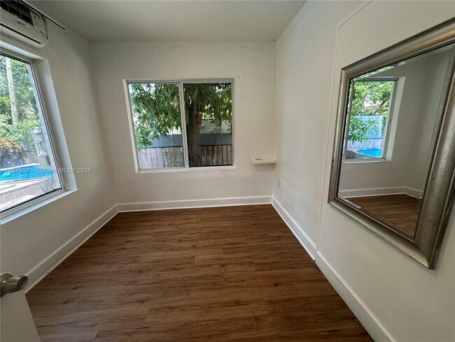 Foto del edificio - 267 NW 33rd St