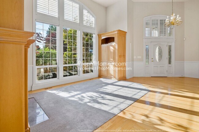 Foto del edificio - Stunning Lake Oswego Three Bedroom Oak Creek Home On Corner Lot!